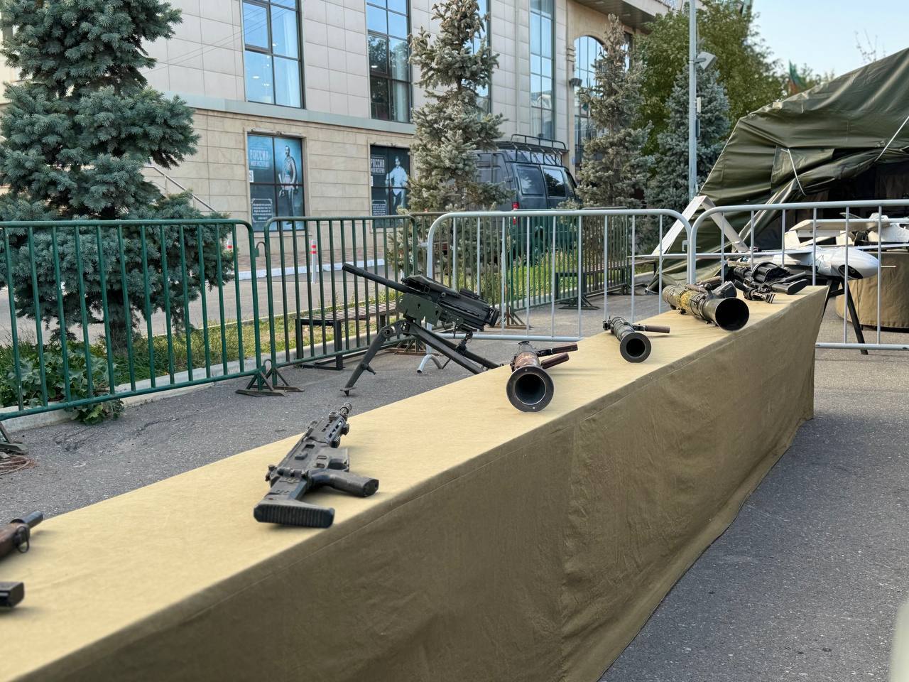 Студенты Гуманитарно-педагогического колледжа посетили уникальную передвижную выставку трофейной военной техники  Украины и стран НАТО, захваченной у...